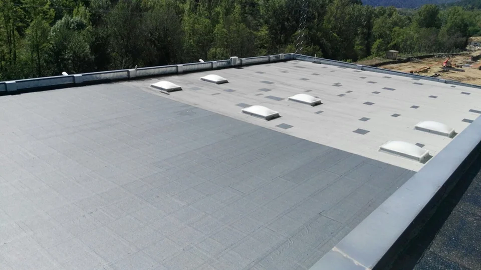 Flat roof waterproofing with membrane seams and roof outlets